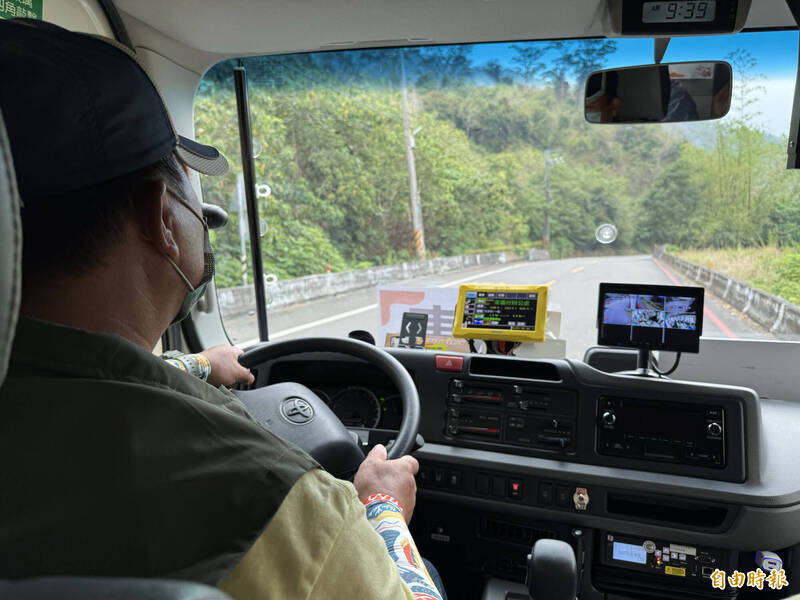 公共汽車客運業員工數創新低 每月總工時居冠