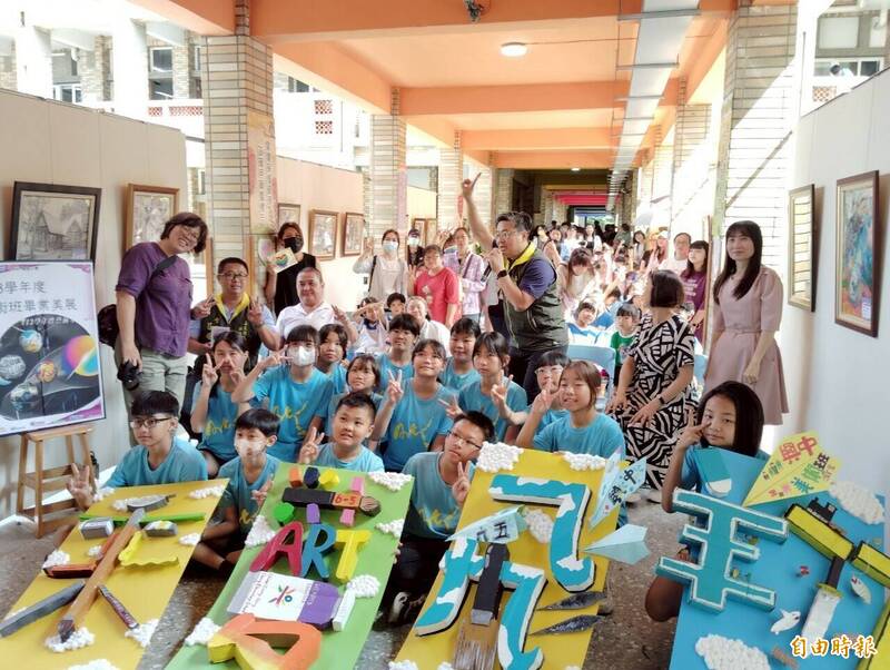 興中國小畢業生美展。(記者林宜樟攝) 興中國小畢業生美展。(記者林宜樟攝)