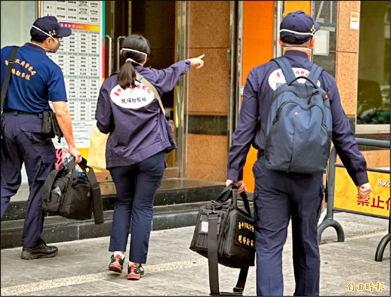 警方鑑識人員到場採證勘驗。（記者許國楨攝）