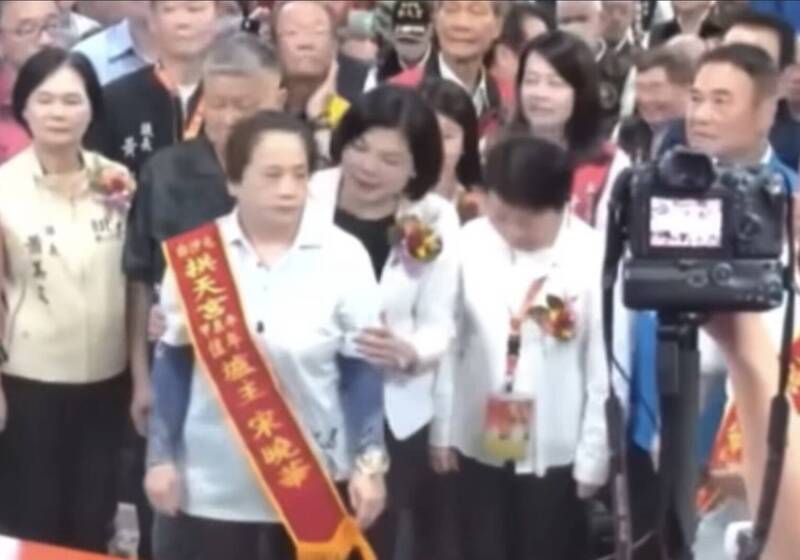 雲林縣長張麗善昨晚參加苗栗白沙屯拱天宮媽祖北港進香起駕儀式,「移開」拱天宮爐主畫面引起網友熱議及指責。(民眾提供) 雲林縣長張麗善昨晚參加苗栗白沙屯拱天宮媽祖北港進香起駕儀式,「移開」拱天宮爐主畫面引起網友熱議及指責。(民眾提供)