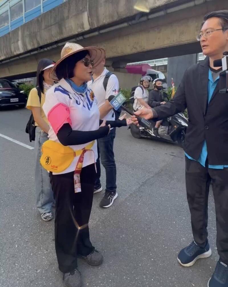 雲林縣長張麗善與白沙屯媽祖一起徒步到北港進香,對「移開」爐主一事回應說,當下不知道對方是爐主,不是故意的,無心之過。(雲林縣府提供) 雲林縣長張麗善與白沙屯媽祖一起徒步到北港進香,對「移開」爐主一事回應說,當下不知道對方是爐主,不是故意的,無心之過。(雲林縣府提供)