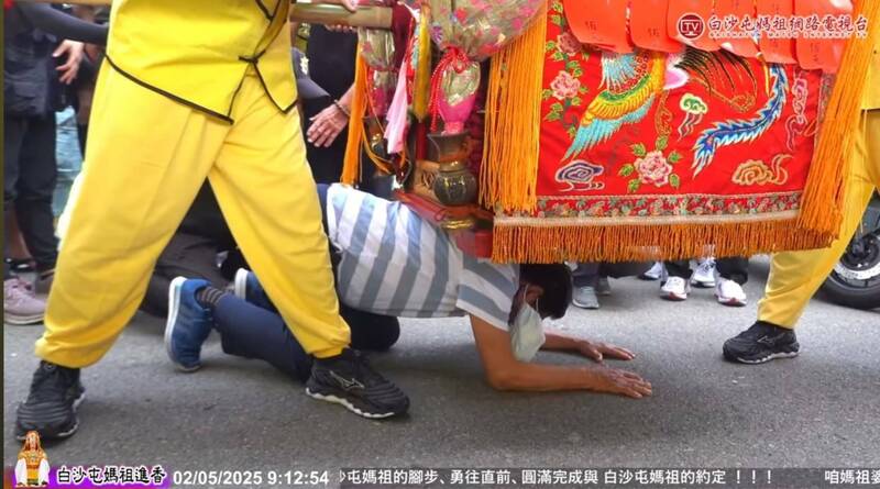 阿北手術失敗不良於行，女兒祈求白沙屯媽祖婆加持，鑾轎真的停下。圖為染上黑髮的洪老先生接受媽祖婆加持畫面。（白沙屯媽祖婆網站提供）