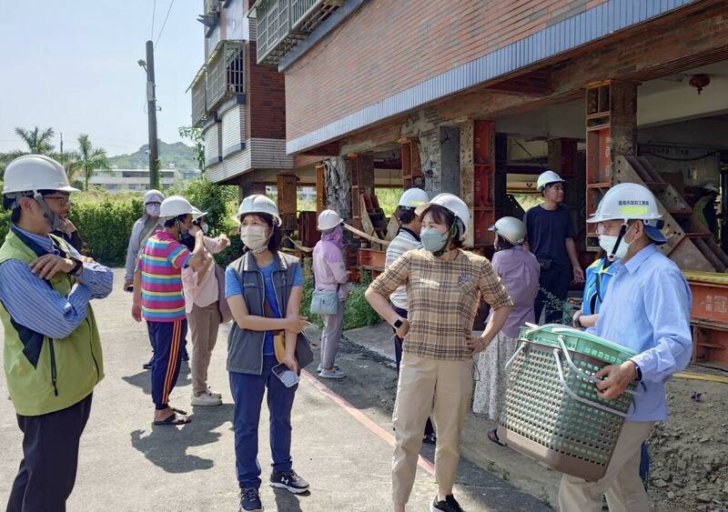 地震後成為危樓玉井文化大廈,第3次開放居民取物。(圖由民眾提供) 地震後成為危樓玉井文化大廈,第3次開放居民取物。(圖由民眾提供)