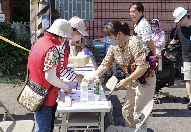 地震後成為危樓玉井文化大廈,第3次開放居民取物。(圖由民眾提供) 地震後成為危樓玉井文化大廈,第3次開放居民取物。(圖由民眾提供)