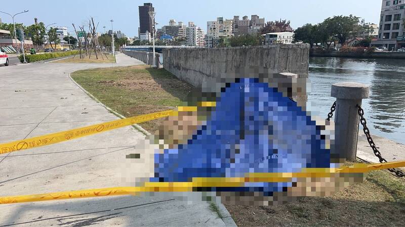 高雄斜光橋下愛河水域，今發現1具著黑色上衣及短褲男性浮屍，死因及身份待釐清。（民眾提供）