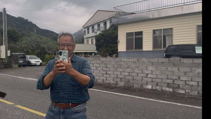 花蓮罷傅團體微光花蓮日前到傅崐萁豪宅外「掃除民主垃圾」時,管家李慶隆用手機「蒐證」回報。(資料照,微光花蓮提供) 花蓮罷傅團體微光花蓮日前到傅崐萁豪宅外「掃除民主垃圾」時,管家李慶隆用手機「蒐證」回報。(資料照,微光花蓮提供)