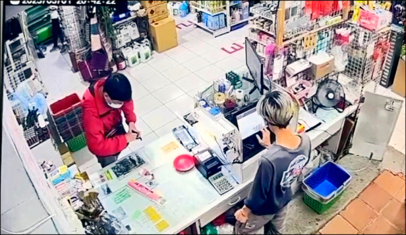 黃男到五金行買水果刀的影像曝光。（記者洪美秀翻攝）