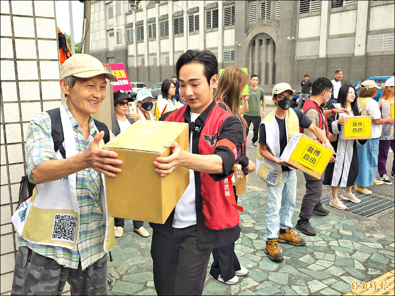 罷免傅崐萁民團「微光花蓮」昨將三二七七七份連署書送進縣選委會，葉春蓮老師（左一）、罷免發起人八炯（左二）與志工接力傳遞連署書紙箱。（記者花孟璟攝）