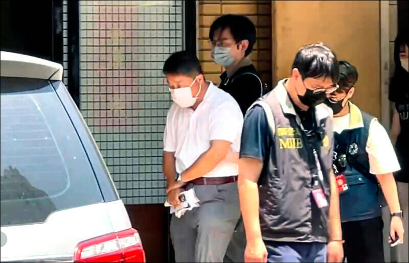 台中地檢署當庭逮捕台中市黨部第一組總幹事伍康龍(圖中白衣者),向法院聲請羈押禁見中。 (記者廖耀東翻攝) 台中地檢署當庭逮捕台中市黨部第一組總幹事伍康龍(圖中白衣者),向法院聲請羈押禁見中。 (記者廖耀東翻攝)