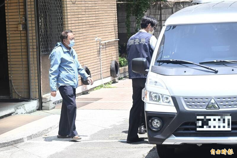 台中地檢署當庭逮捕國民黨台中市黨部書記長陳劍鋒(圖左),向法院聲請羈押禁見中。(記者廖耀東攝) 台中地檢署當庭逮捕國民黨台中市黨部書記長陳劍鋒(圖左),向法院聲請羈押禁見中。(記者廖耀東攝)