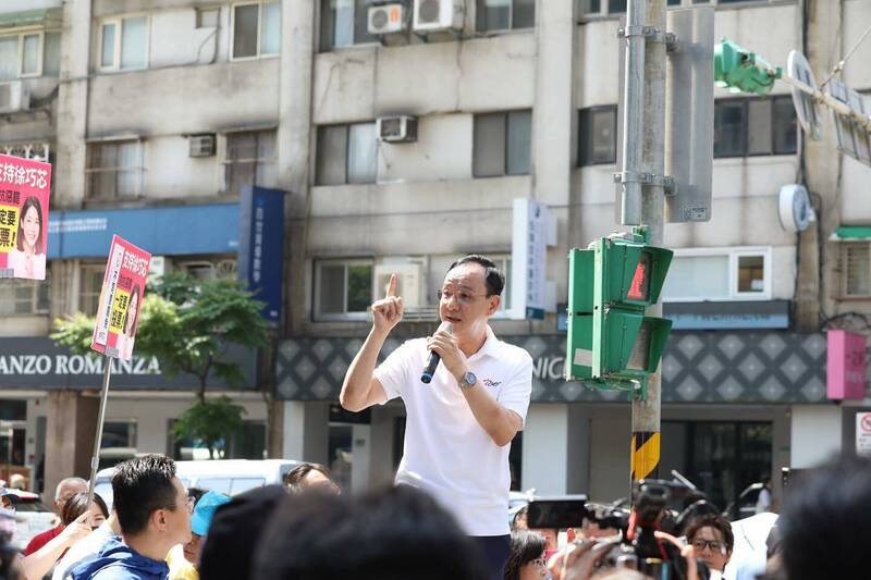 雖然中選會尚未針對罷免案審核通過進入第三階段投票程序,朱立倫已經開始催票,呼籲大家「一起走進投票所,反擊到底!」 (截圖自朱立倫臉書) 雖然中選會尚未針對罷免案審核通過進入第三階段投票程序,朱立倫已經開始催票,呼籲大家「一起走進投票所,反擊到底!」 (截圖自朱立倫臉書)