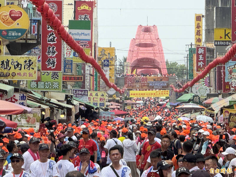 北港朝天宮前已是一片橘色帽海,準備迎接白沙屯媽祖駐駕北港朝天宮。(記者李文德攝) 北港朝天宮前已是一片橘色帽海,準備迎接白沙屯媽祖駐駕北港朝天宮。(記者李文德攝)