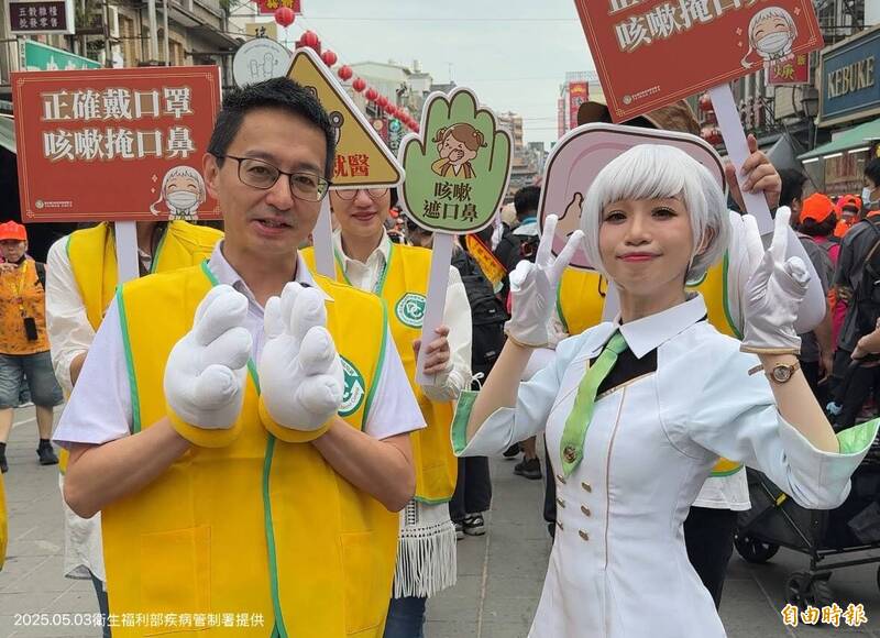 羅一鈞化身防疫隊長，帶領《疾病擬人 Disease》人氣角色「白靜」組成「防疫特攻隊」，在朝天宮設置衛教攤位。 （疾管署提供）