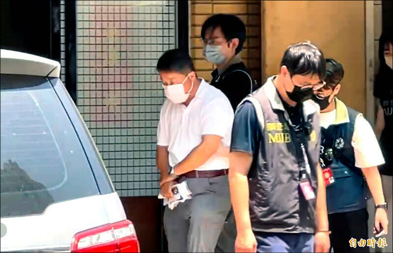 台中地檢署當庭逮捕台中市黨部第1組總幹事伍康龍(圖中白衣者),台中地院准予羈押禁見。 (記者廖耀東攝) 台中地檢署當庭逮捕台中市黨部第1組總幹事伍康龍(圖中白衣者),台中地院准予羈押禁見。 (記者廖耀東攝)