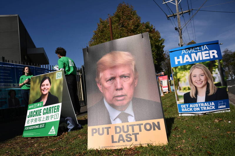 澳洲大選3日投票當天，在墨爾本拍攝到1面把在野黨領袖達頓惡搞成川普的競選看板。（歐新社）