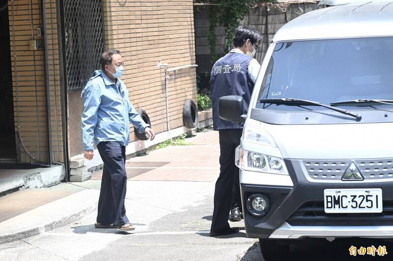 台中地檢署當庭逮捕國民黨台中市黨部書記長陳劍鋒(圖左),台中地院今天傍晚准予羈押禁見。 (記者廖耀東攝)
台中地檢署當庭逮捕國民黨台中市黨部書記長陳劍鋒(圖左),台中地院今天傍晚准予羈押禁見。 (記者廖耀東攝)