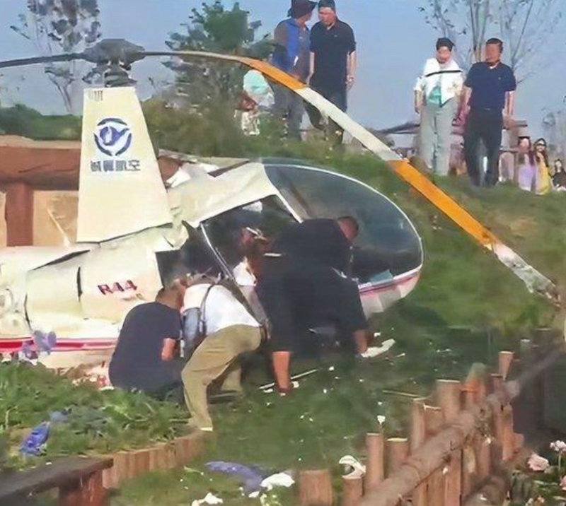 中國江蘇省蘇州市吳中區1架直升機墜落，造成1死4傷。（圖擷自微博）