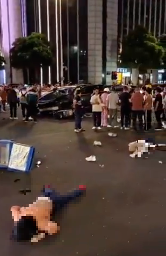 中国福州昨日发生一起汽车冲撞人群事故,目前已知至少造成2人死亡,从网络传出的影片,可见现场一片狼藉。 (提取自X)