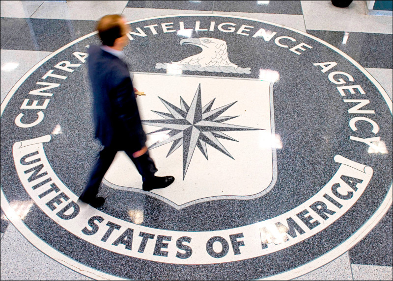 美媒稱川普政府計畫大砍包括中央情報局與國家安全局等聯邦情報機構的人員達數千人之多。圖為中情局總部地面上的標誌。（法新社）