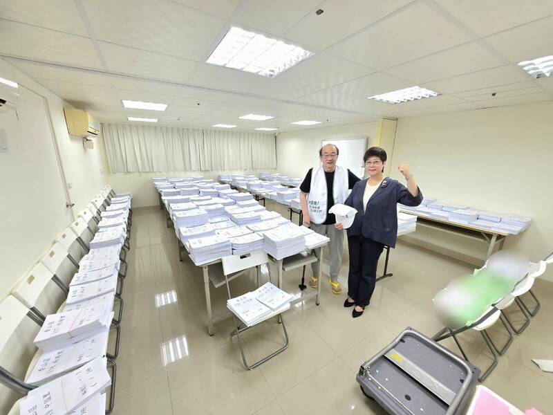 獻給台灣母親的母親節禮物!新竹市雙罷免已完成二階連署份數的造冊及裝箱,民進黨立院總召柯建銘(左)與雙罷總部發言人林志潔(右)也視察已完成造冊的所有連署書,將在今天上午10點送市選委會。(照片由林志潔提供) 獻給台灣母親的母親節禮物!新竹市雙罷免已完成二階連署份數的造冊及裝箱,民進黨立院總召柯建銘(左)與雙罷總部發言人林志潔(右)也視察已完成造冊的所有連署書,將在今天上午10點送市選委會。(照片由林志潔提供)