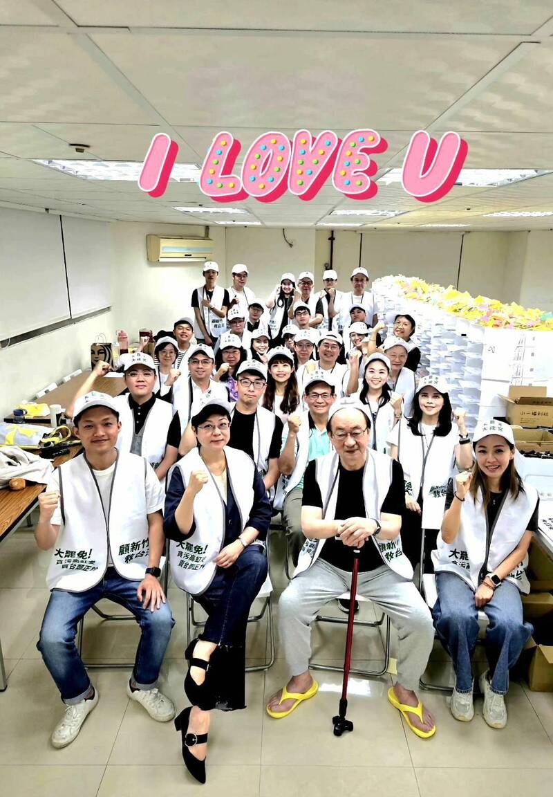 獻給台灣母親的母親節禮物!新竹市雙罷免已完成二階連署份數的造冊及裝箱,今天上午10點將送市選委會公開份數,而所有參與二階連署罷免的新竹隊也將一起參與送件。(照片由林志潔提供) 獻給台灣母親的母親節禮物!新竹市雙罷免已完成二階連署份數的造冊及裝箱,今天上午10點將送市選委會公開份數,而所有參與二階連署罷免的新竹隊也將一起參與送件。(照片由林志潔提供)