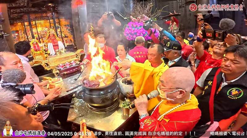 白沙屯媽祖赴北港朝天宮進香,「進火(刈火)」儀式3日晚間起舉行,所有疏文後火化完,朝天宮住持會茂法師(前排中)以火杓掏起聖火到拱天宮火缸中,送入香擔。(擷取白沙屯媽祖網路電視台) 白沙屯媽祖赴北港朝天宮進香,「進火(刈火)」儀式3日晚間起舉行,所有疏文後火化完,朝天宮住持會茂法師(前排中)以火杓掏起聖火到拱天宮火缸中,送入香擔。(擷取白沙屯媽祖網路電視台)