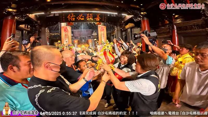 今天凌晨0點54分,山邊媽祖、白沙屯媽祖依序登轎,準備開始長達8天的回鑾行程。(擷取白沙屯媽祖網路電視台) 今天凌晨0點54分,山邊媽祖、白沙屯媽祖依序登轎,準備開始長達8天的回鑾行程。(擷取白沙屯媽祖網路電視台)