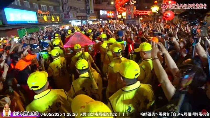 今天凌晨1點26分左右,白沙屯媽祖鑾轎正式出廟,右轉中山路後接民生路方向前進,準備開始長達8天的回鑾行程。(擷取白沙屯媽祖網路電視台)