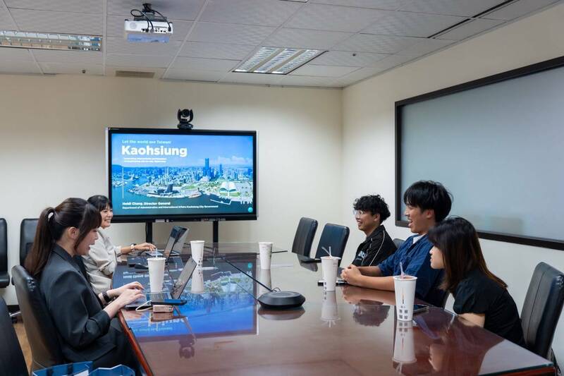 高雄市政府國際關係小組自2023年納入青年學生代表，新任青年委員期待與國際互動，更深入了解高雄。（高雄市行國處提供）