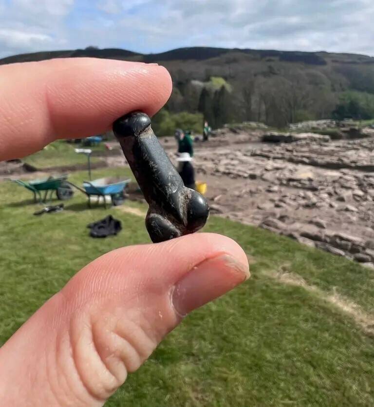 英國哈德良長城附近的溫多蘭達（Vindolanda）堡壘遺址出土的迷你陰莖造型墜飾，材質為煤精石。（圖擷取自The Vindolanda Trust專頁）