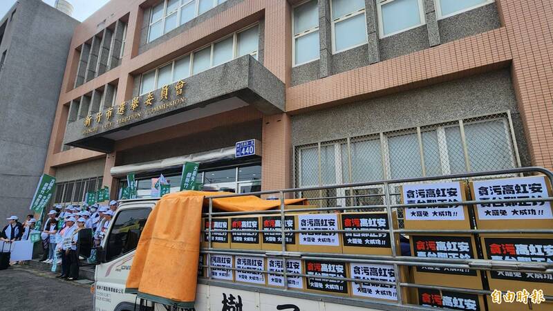 竹市雙罷晚間清點連署書完畢,鄭正鈐多出66份。(記者蔡彰盛攝) 竹市雙罷晚間清點連署書完畢,鄭正鈐多出66份。(記者蔡彰盛攝)