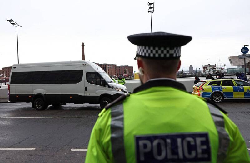 英國一處工業區廢棄廠房起火，導致14歲少年喪命，警方逮捕涉及過失致死罪嫌的14名未成年人。英國警察示意圖。（法新社）