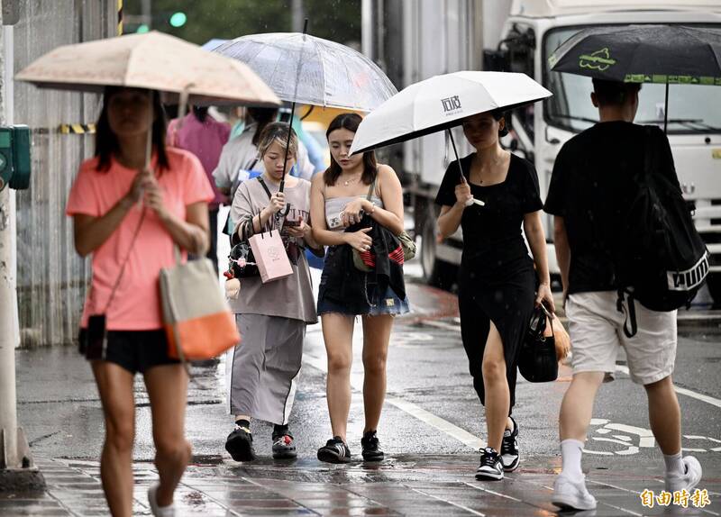今日各地天氣不穩定,台灣北部、東半部地區、恆春半島及馬祖有局部短暫陣雨,中部地區亦有零星短暫陣雨。(資料照) 今日各地天氣不穩定,台灣北部、東半部地區、恆春半島及馬祖有局部短暫陣雨,中部地區亦有零星短暫陣雨。(資料照)