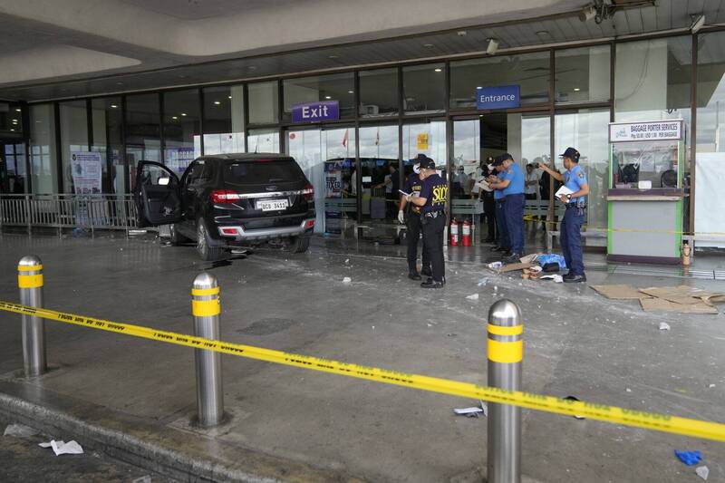 菲律賓馬尼拉機場航廈大門今早遭一輛汽車衝撞，造成2死3傷。（美聯社）