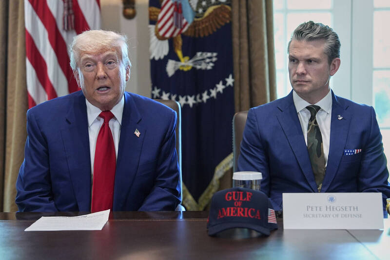 美國總統川普（左）與國防部長赫格塞斯（右）曾共同宣布，將編列1兆美元的國防預算。（美聯社檔案照）