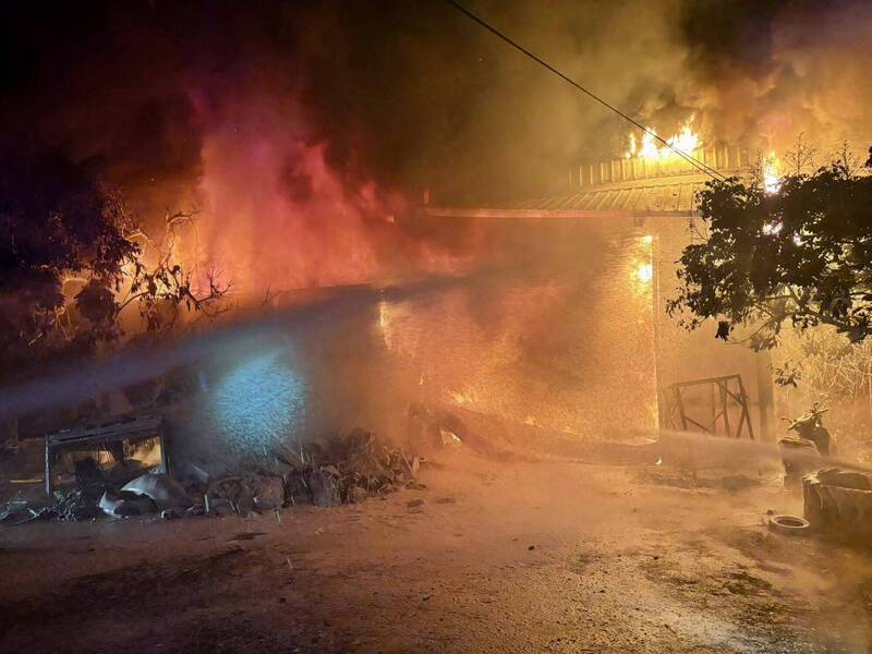 彰化縣福興鄉倉庫深夜大火，消防員部署水線灌救。（彰化縣消防局提供）