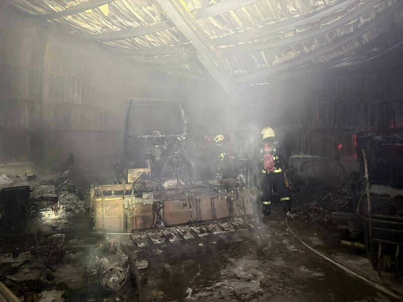 彰化縣福興鄉倉庫深夜大火撲滅後，消防員發現倉庫內曳引機幾乎燒毀。（彰化縣消防局提供）