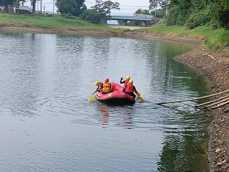 嘉義市消防局在蘭潭搜索男子蹤影，不料今早就有民眾報案，在蘭潭泛月附近水域發現男子已落水無生命跡象。（民眾提供）