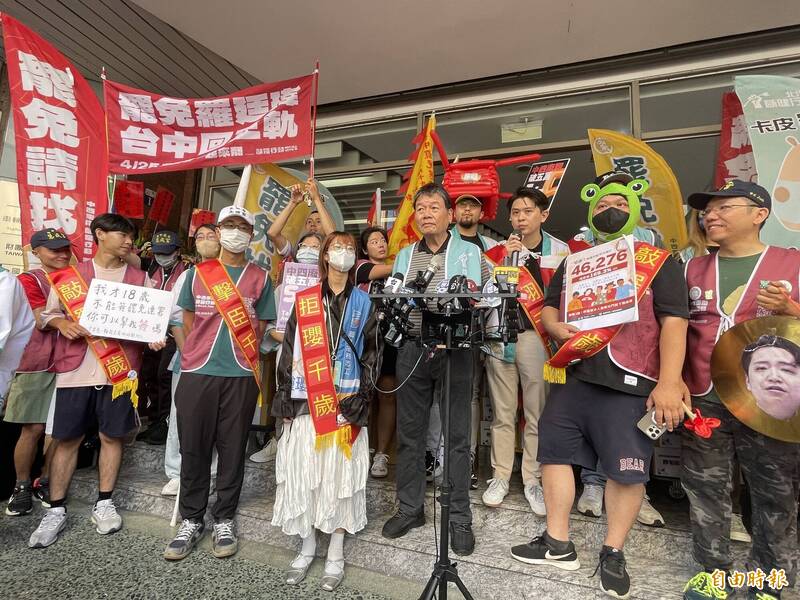 台中4、5、6罷團今送二階連署書到台中選委會,喊罷免大成功。(記者蘇孟娟攝) 台中4、5、6罷團今送二階連署書到台中選委會,喊罷免大成功。(記者蘇孟娟攝)
