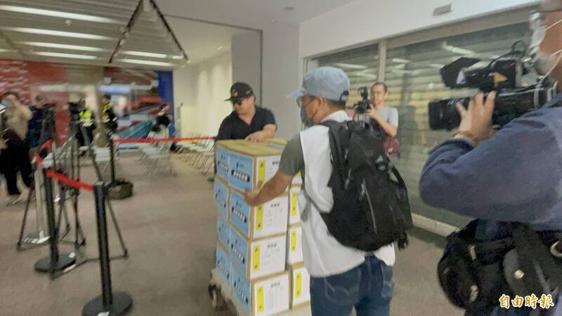 中八罷江啟臣今早搶頭香率先送件。(記者蘇孟娟攝) 中八罷江啟臣今早搶頭香率先送件。(記者蘇孟娟攝)