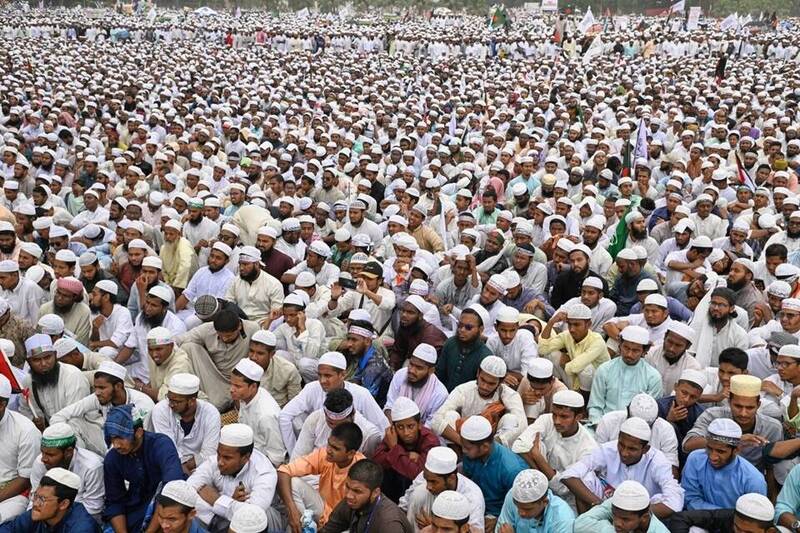大批伊斯蘭團體「伊斯蘭保衛者」(Hefazat-e-Islam)的支持者週六聚集在孟加拉達卡,反對旨在提升女性權利的改革提案。(美聯社) 大批伊斯蘭團體「伊斯蘭保衛者」(Hefazat-e-Islam)的支持者週六聚集在孟加拉達卡,反對旨在提升女性權利的改革提案。(美聯社)