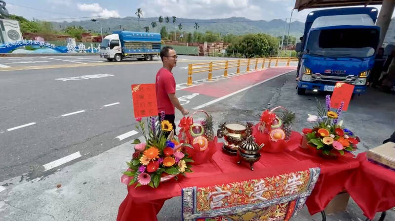 崇受宮在靠近名間鄉界的二水鄉設香案等候「粉紅超跑」。（民眾提供）