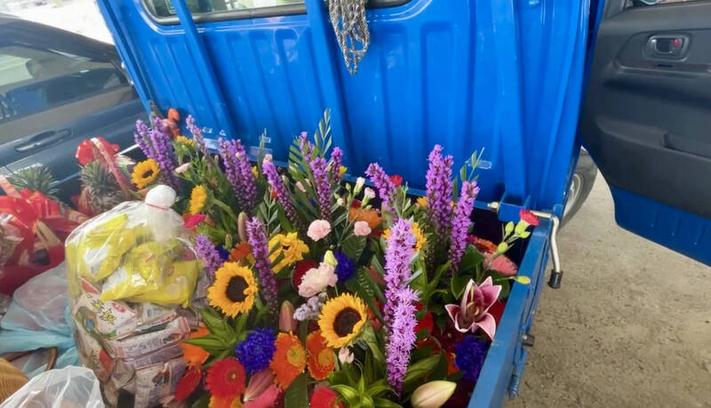 崇受宮準備不少鮮花，希望能等到媽祖婆。（民眾提供）