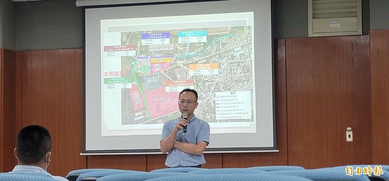 高鐵屏東特區二號道路拓寬第二次公聽會，說明情況。（記者葉永騫攝）
