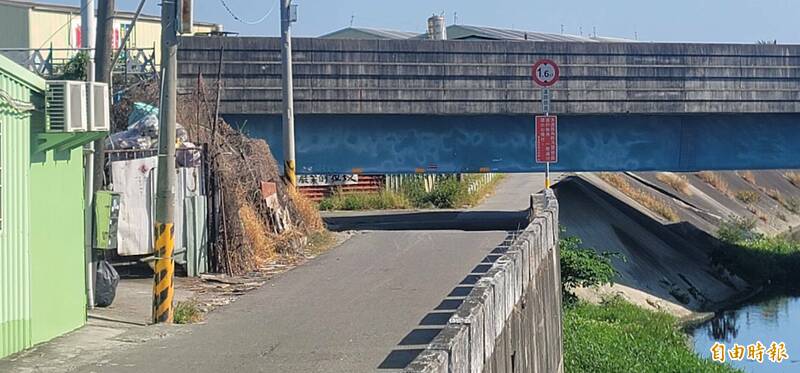 台鐵現有鐵路沒有高架化，道路被限高、交通受限。（記者葉永騫攝）