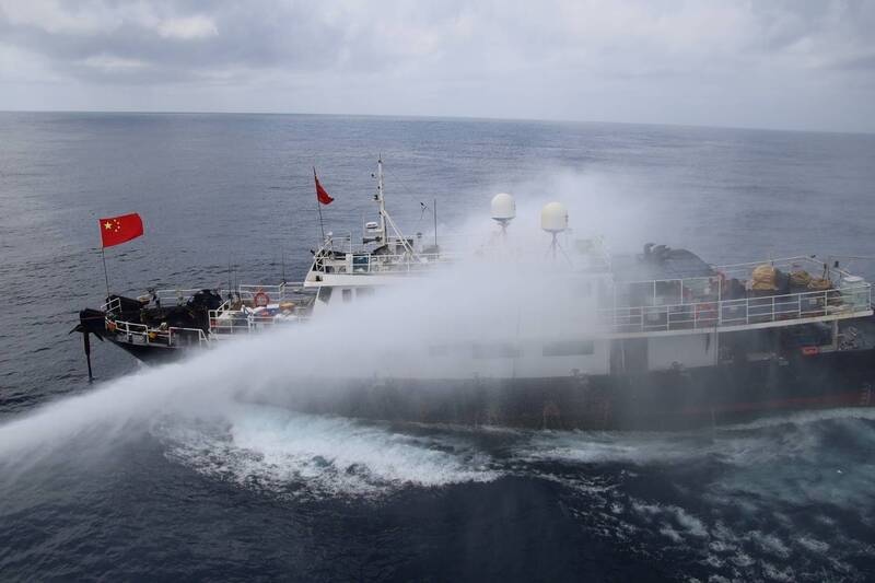 中國漁船違法闖東沙海域！海巡署台中艦水砲強勢驅離