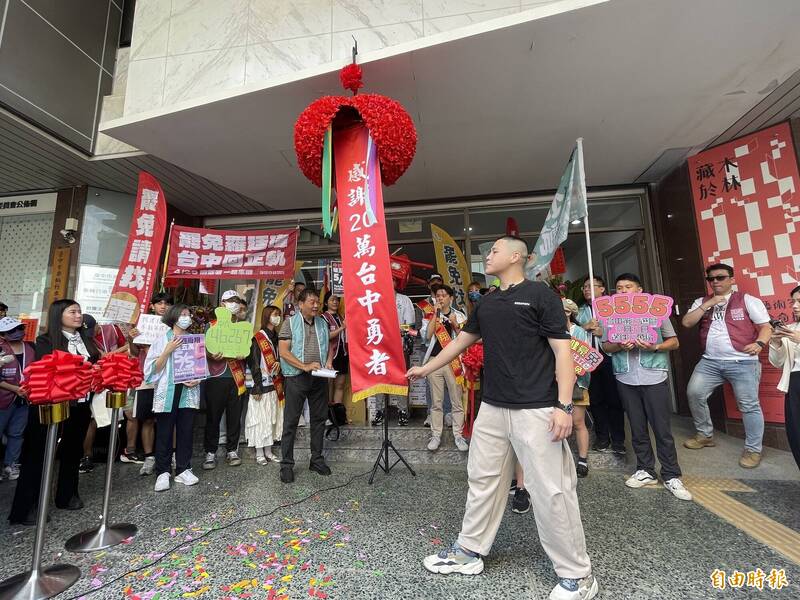 台中6個罷免藍委的罷團二階連署份數突破20萬,中二及中三罷團也宣佈連署達標,明天送件。(記者蘇孟娟攝) 台中6個罷免藍委的罷團二階連署份數突破20萬,中二及中三罷團也宣佈連署達標,明天送件。(記者蘇孟娟攝)