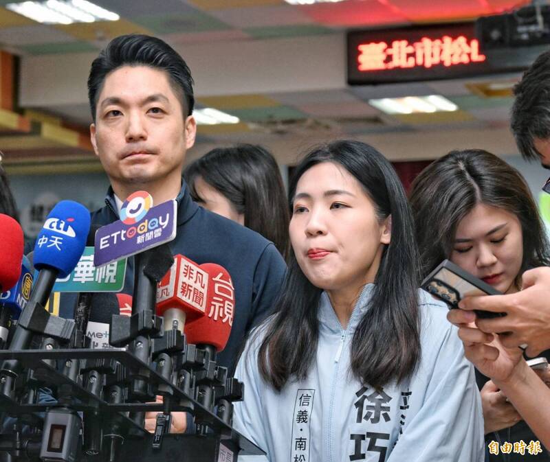 立委徐巧芯(右)上月底出席松山區里長有約的活動,與台北市長蔣萬安(左)同台。(資料照) 立委徐巧芯(右)上月底出席松山區里長有約的活動,與台北市長蔣萬安(左)同台。(資料照)