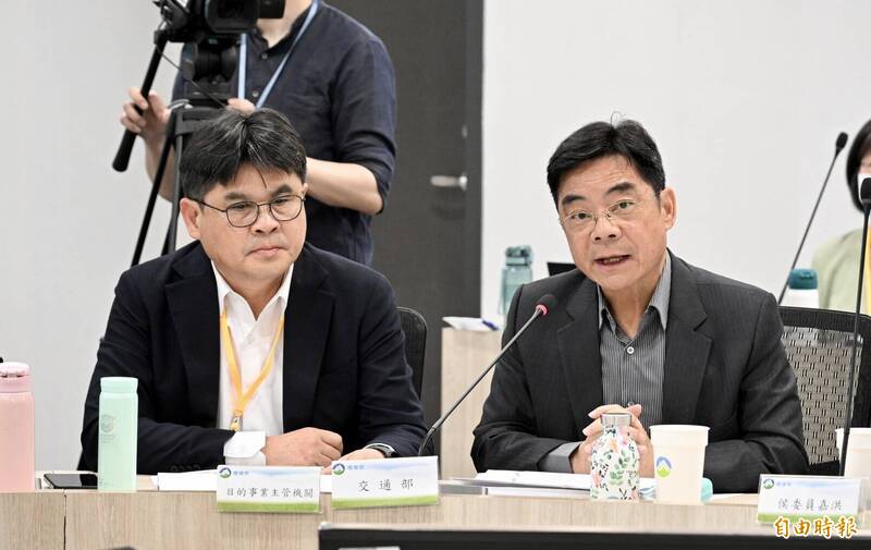 高鐵延伸宜蘭案環評初審，交通部政務次長伍勝園（右）、鐵道局長楊正君（左）發表意見。（記者羅沛德攝）