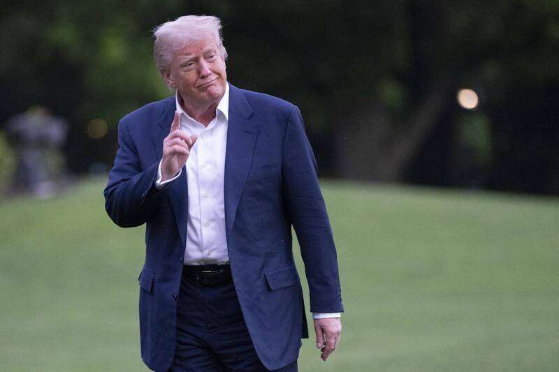 川普4日宣布，為保護美國電影產業，將對所有在外國製作的電影實施100％的關稅。（歐新社）